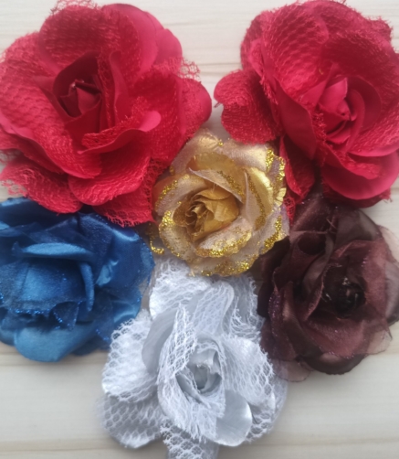 Variedad de flores medianas con prensa y alfiler para lucir siempre flamenca,